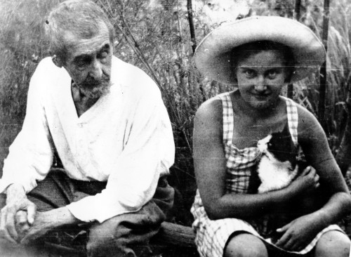 Семён Иванович Гостев и, предположительно, его внучка Маргарита. Нефтегорск, 1946 год