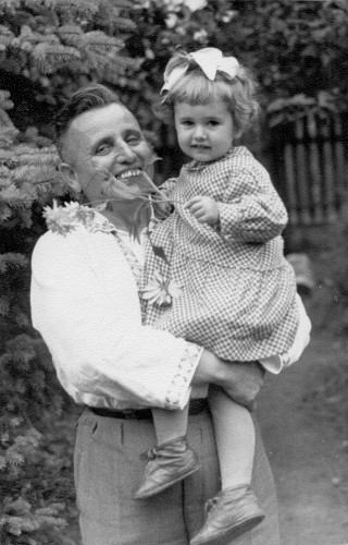 Виктор Семёнович Гостев с будущей приёмной дочерью. 1957 год