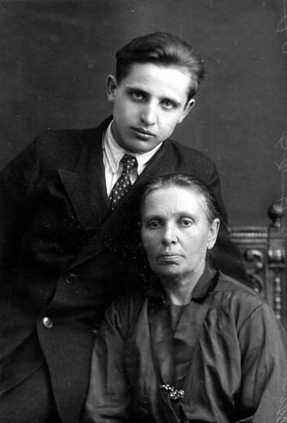 Виктор Семёнович и его мать Мария Тимофеевна Гостева. 1934 год
