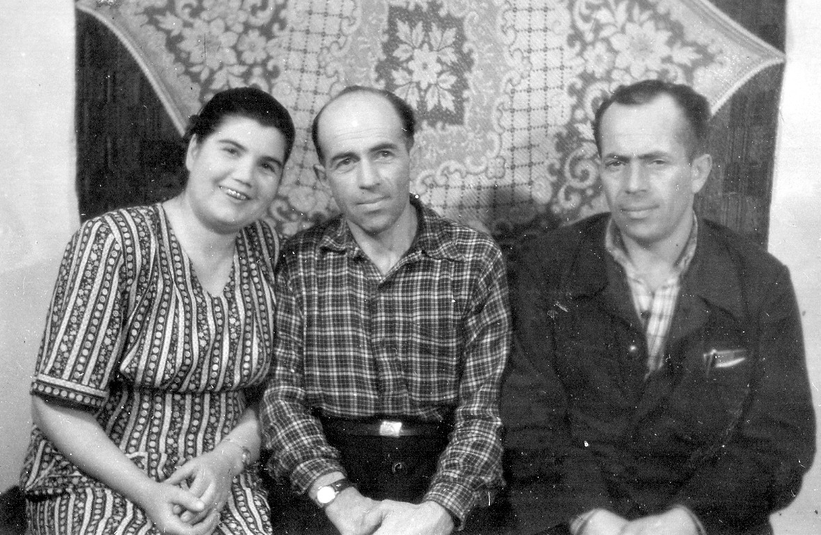 Анна с Иваном и Константином Сокко. Майкоп, 1952 год
