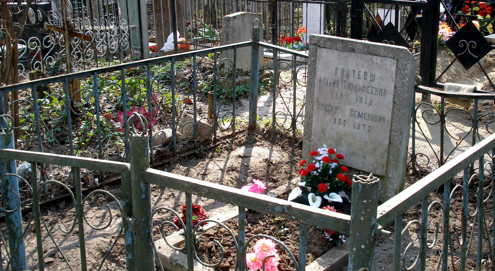 Могила М.Т. Гостевой и В.С. Гостева в Москве на Востряковском кладбище